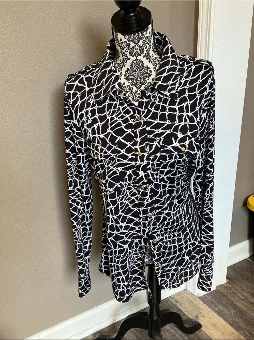 BCBGMaxAzria Black & White Abstract Chain-Link Blouse Size L - Picture 1 of 5